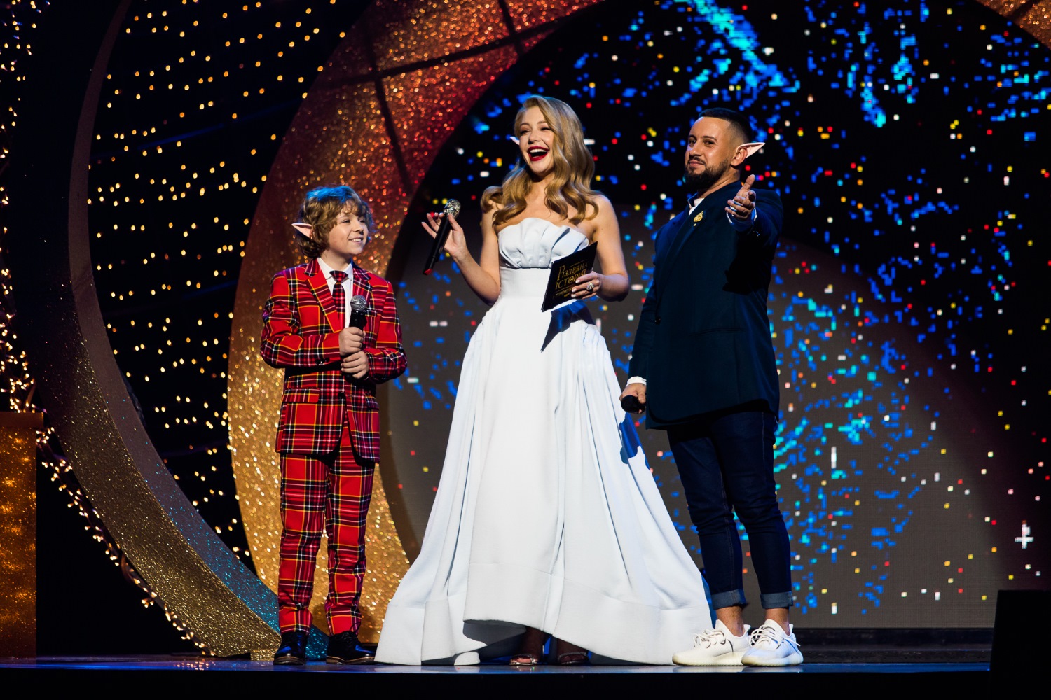 На "Різдвяній історії" Тина Кароль гадала на Дана Балана, "Время и Стекло" поднялись в воздух на санках, а Мишель Андраде спела на коньках